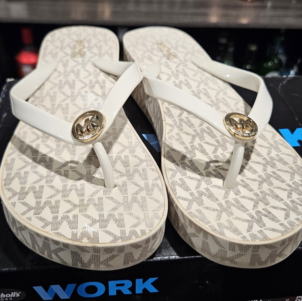 Michael Kors Flip flops / Sandals
